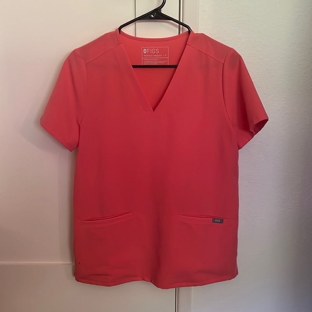 Figs coral 3 pocket scrub top, lightly used. Size S